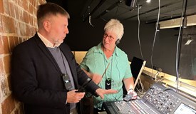 Georg Förster und Birgit Nürnberger-Hagedorn nehmen das gespendete System in Betrieb.