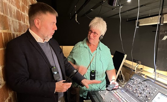 Georg Förster und Birgit Nürnberger-Hagedorn nehmen das gespendete System in Betrieb.